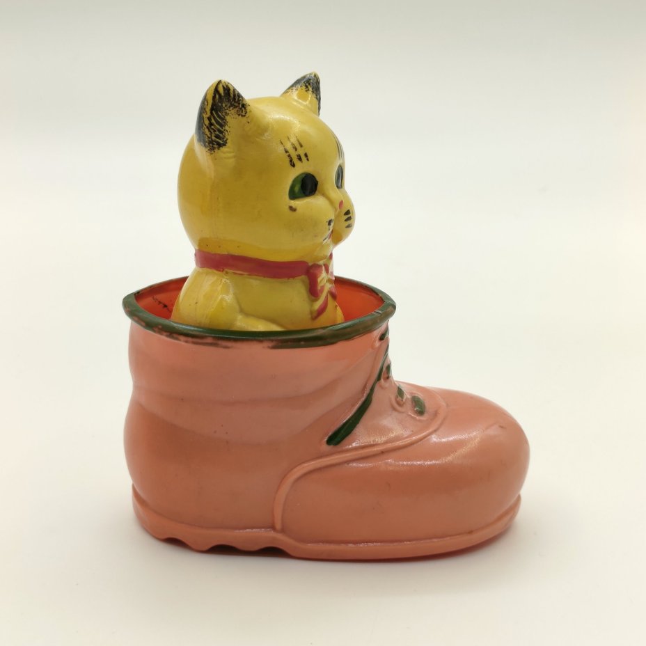 Игрушка-забава "Котёнок в башмаке", Ленсовнархоз УХП Завод им. «Комсомольской правды», целлулоид, штамповка, краска, роспись