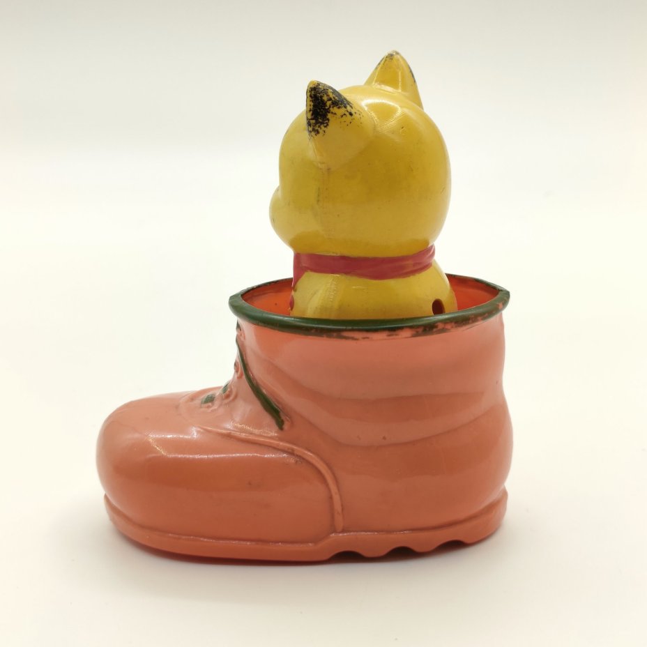 Игрушка-забава "Котёнок в башмаке", Ленсовнархоз УХП Завод им. «Комсомольской правды», целлулоид, штамповка, краска, роспись