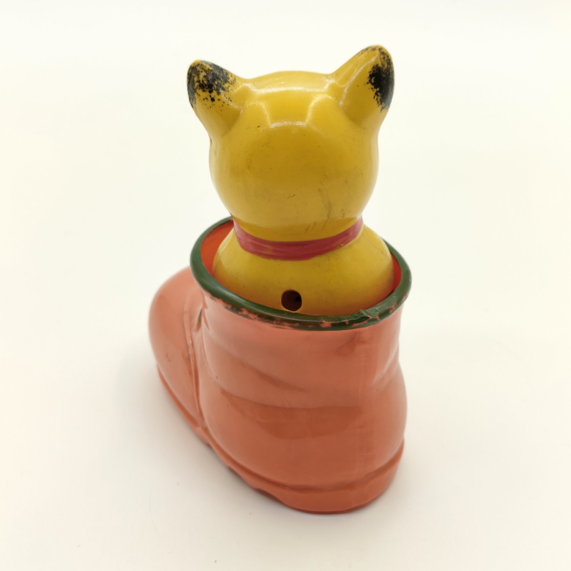 Игрушка-забава "Котёнок в башмаке", Ленсовнархоз УХП Завод им. «Комсомольской правды», целлулоид, штамповка, краска, роспись