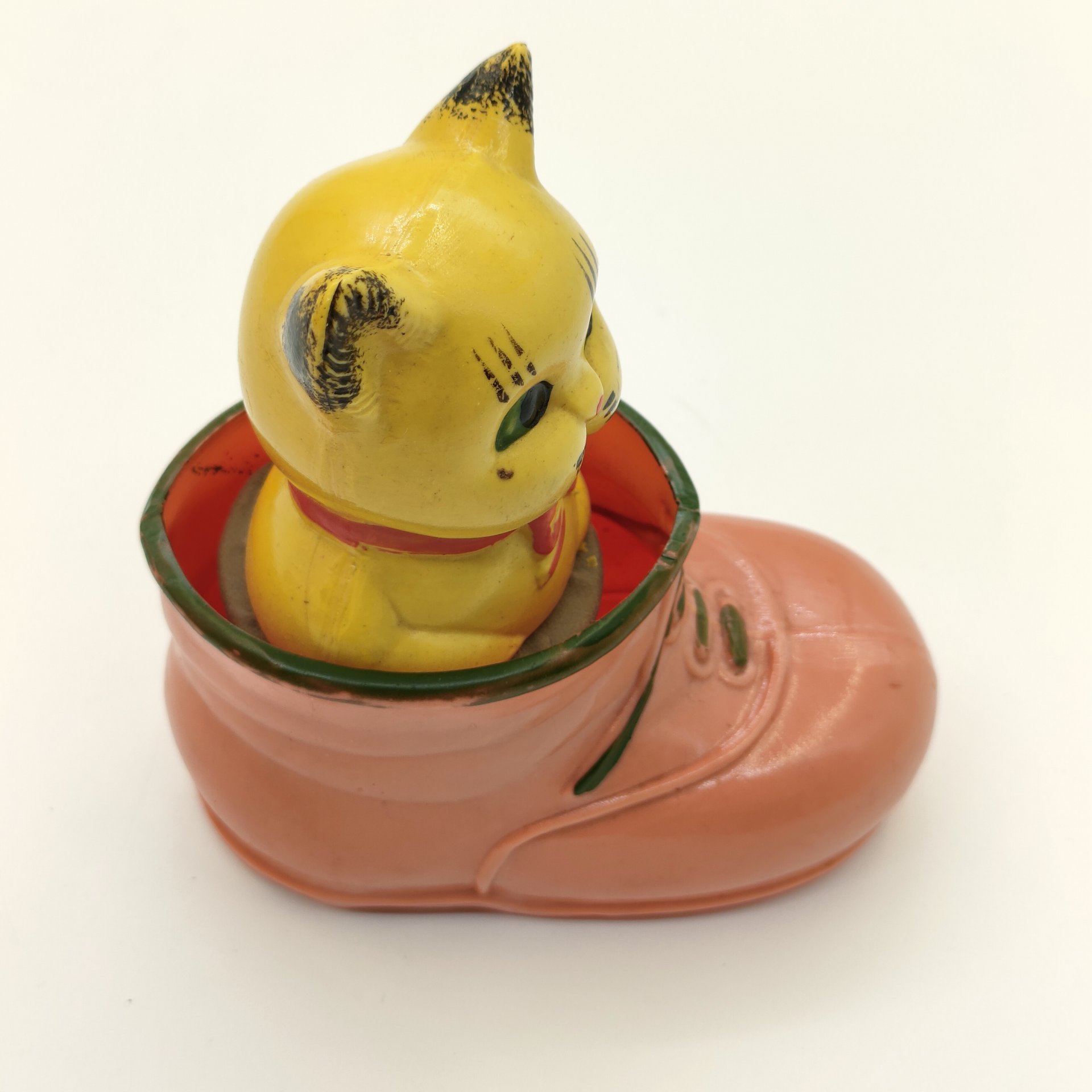 Игрушка-забава "Котёнок в башмаке", Ленсовнархоз УХП Завод им. «Комсомольской правды», целлулоид, штамповка, краска, роспись