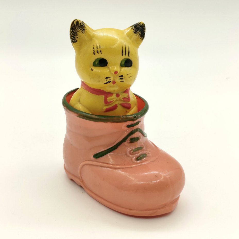 Игрушка-забава "Котёнок в башмаке", Ленсовнархоз УХП Завод им. «Комсомольской правды», целлулоид, штамповка, краска, роспись