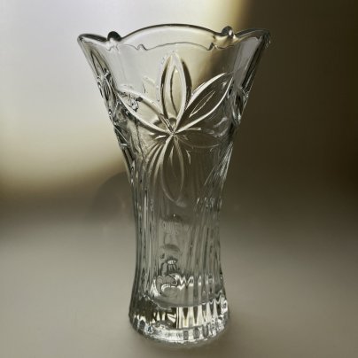 Ваза, украшенная рельефным изображением цветов