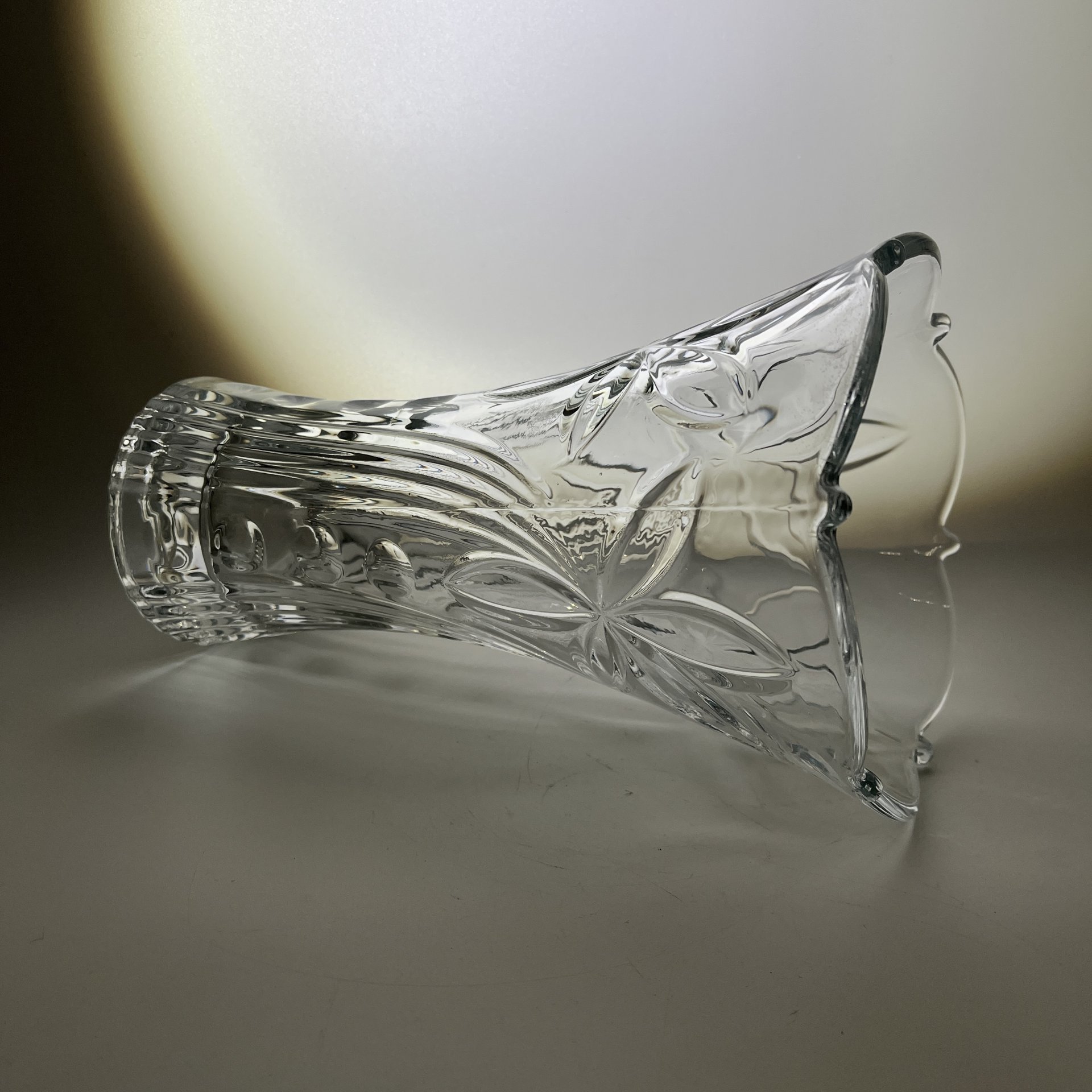 Ваза, украшенная рельефным изображением цветов