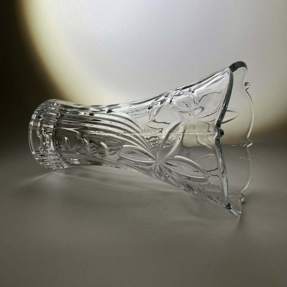 Ваза, украшенная рельефным изображением цветов