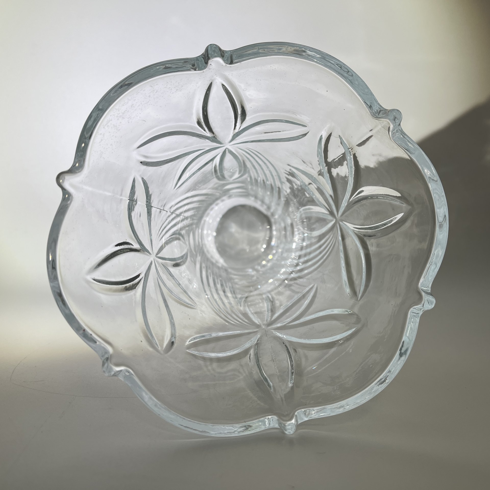 Ваза, украшенная рельефным изображением цветов