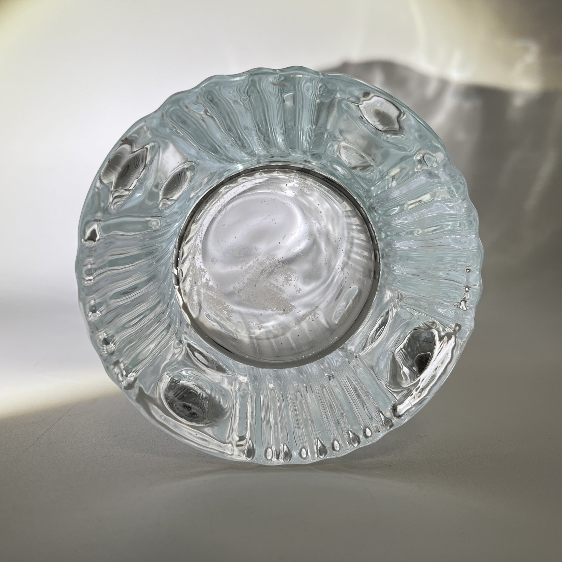 Ваза, украшенная рельефным изображением цветов