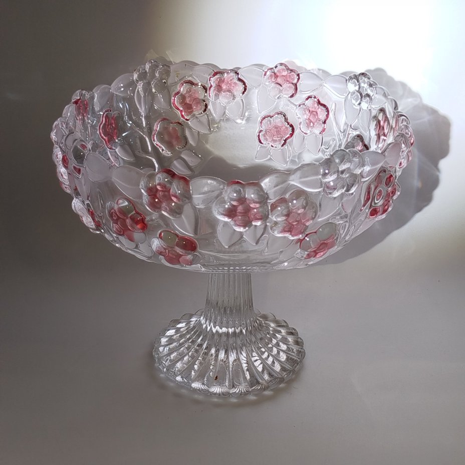 Фруктовница с цветочным рельефным декором