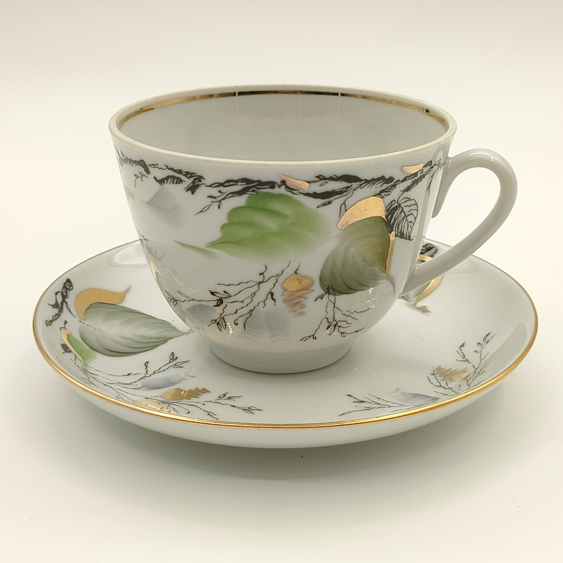 Пара чайная "Берёзка", автор формы "Весенняя" Яковлева С.Е., автор рисунка Семенова А.Н., фарфор, деколь с подрисовкой, золочение, Ленинградский фарфоровый завод (ЛФЗ), Российская Федерация, 1991-2012 гг.