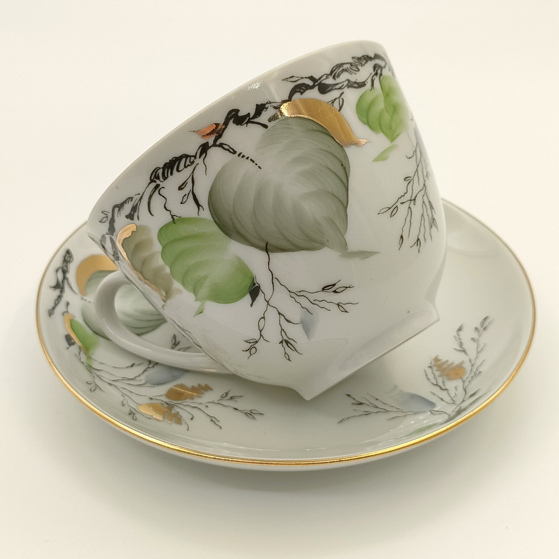 Пара чайная "Берёзка", автор формы "Весенняя" Яковлева С.Е., автор рисунка Семенова А.Н., фарфор, деколь с подрисовкой, золочение, Ленинградский фарфоровый завод (ЛФЗ), Российская Федерация, 1991-2012 гг.