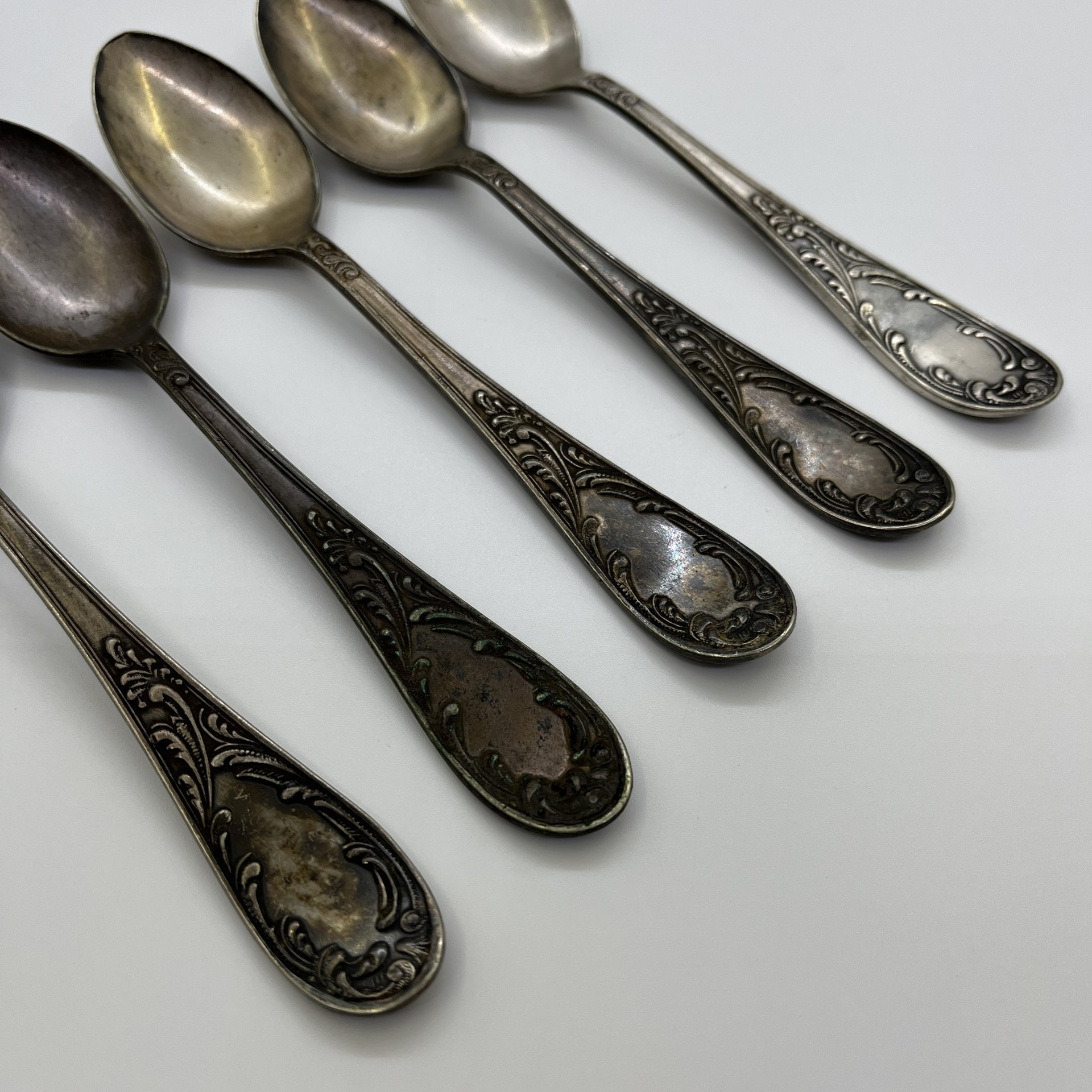 Набор из 5-ти чайных ложек с растительным декором, мНЦ (медь-никель-цинк), Кольчугинский завод цветных металлов, СССР, 1950-1960 гг.