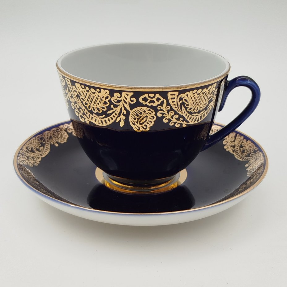 Чайная пара "Золотой фриз" кобальтого оттенка, украшенная растительным декором, фарфор, крытье кобальтом, золочение, Ленинградский фарфоровый завод (ЛФЗ), СССР, 1970-1986 гг.