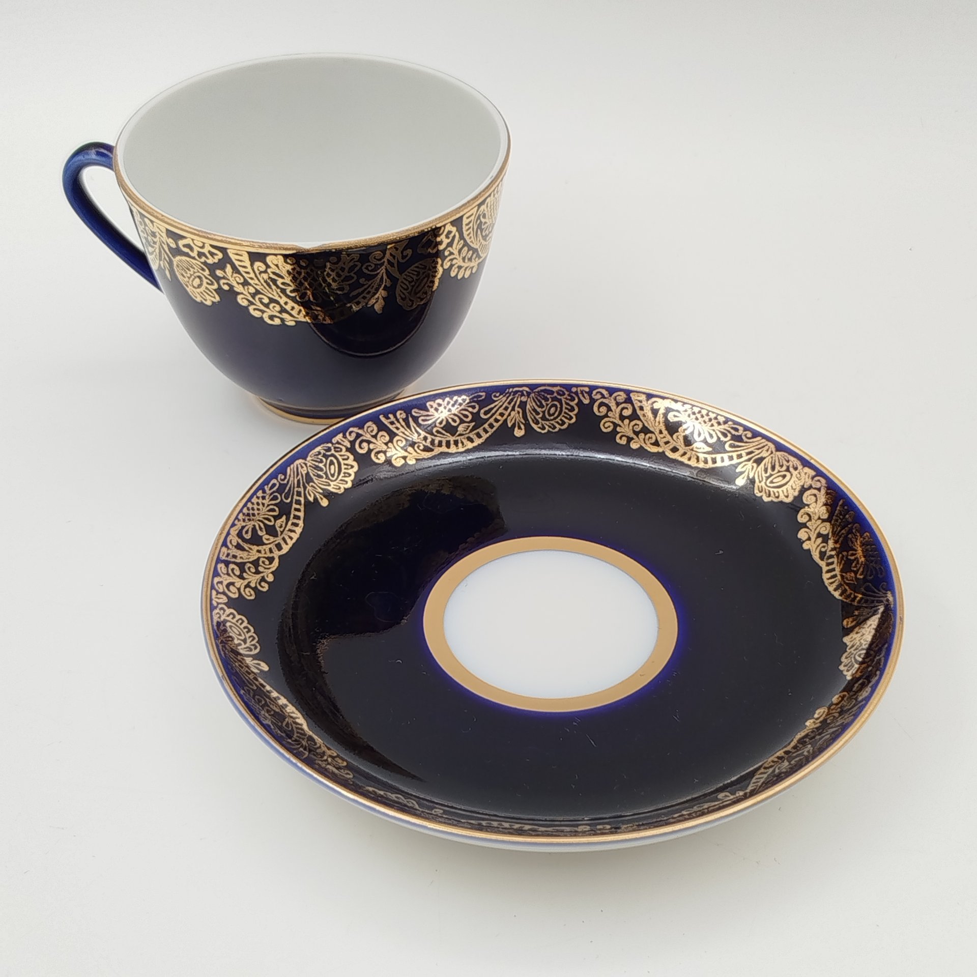 Чайная пара "Золотой фриз" кобальтого оттенка, украшенная растительным декором, фарфор, крытье кобальтом, золочение, Ленинградский фарфоровый завод (ЛФЗ), СССР, 1970-1986 гг.