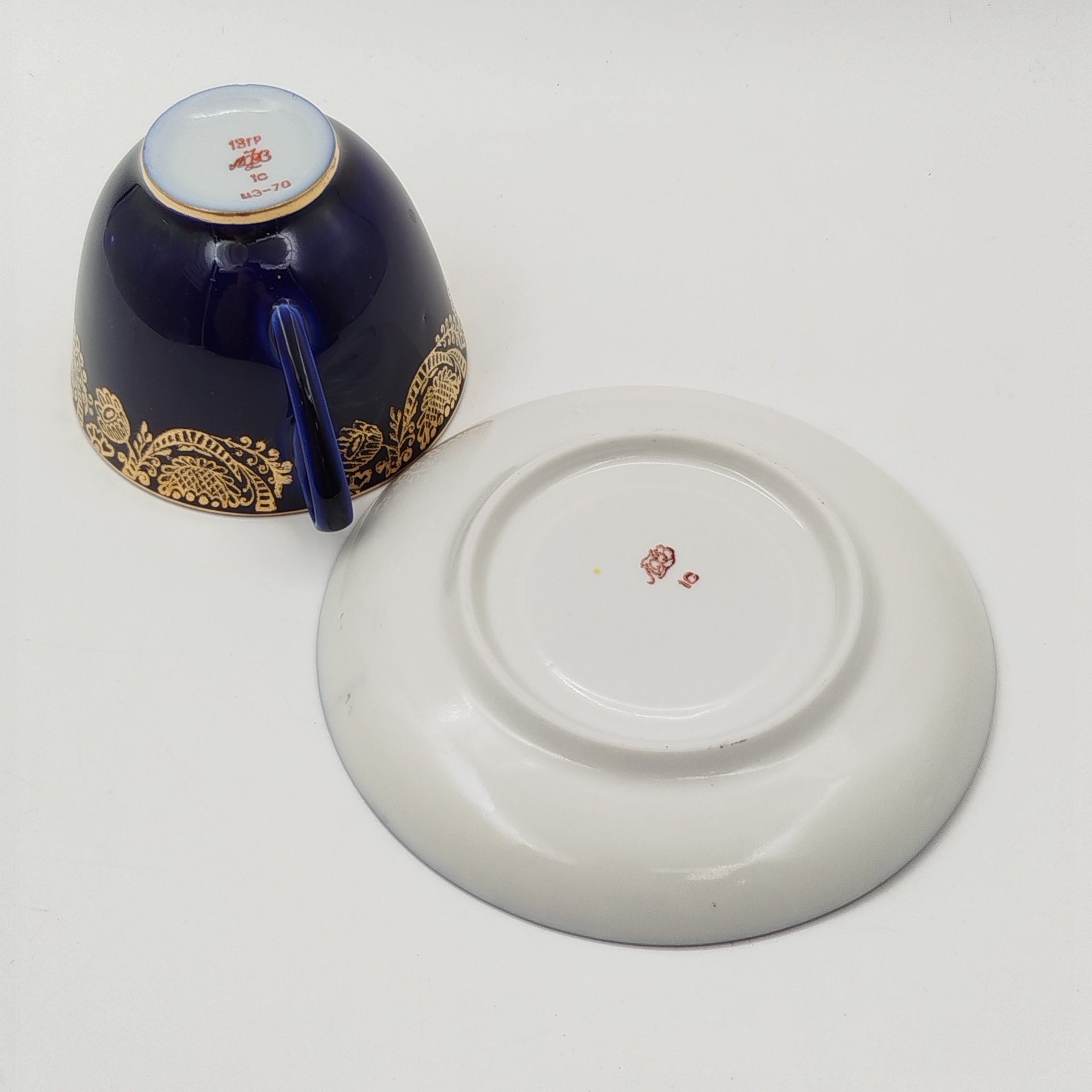Чайная пара "Золотой фриз" кобальтого оттенка, украшенная растительным декором, фарфор, крытье кобальтом, золочение, Ленинградский фарфоровый завод (ЛФЗ), СССР, 1970-1986 гг.