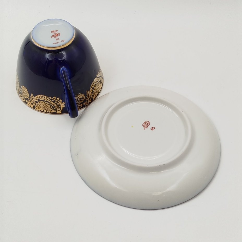 Чайная пара "Золотой фриз" кобальтого оттенка, украшенная растительным декором, фарфор, крытье кобальтом, золочение, Ленинградский фарфоровый завод (ЛФЗ), СССР, 1970-1986 гг.