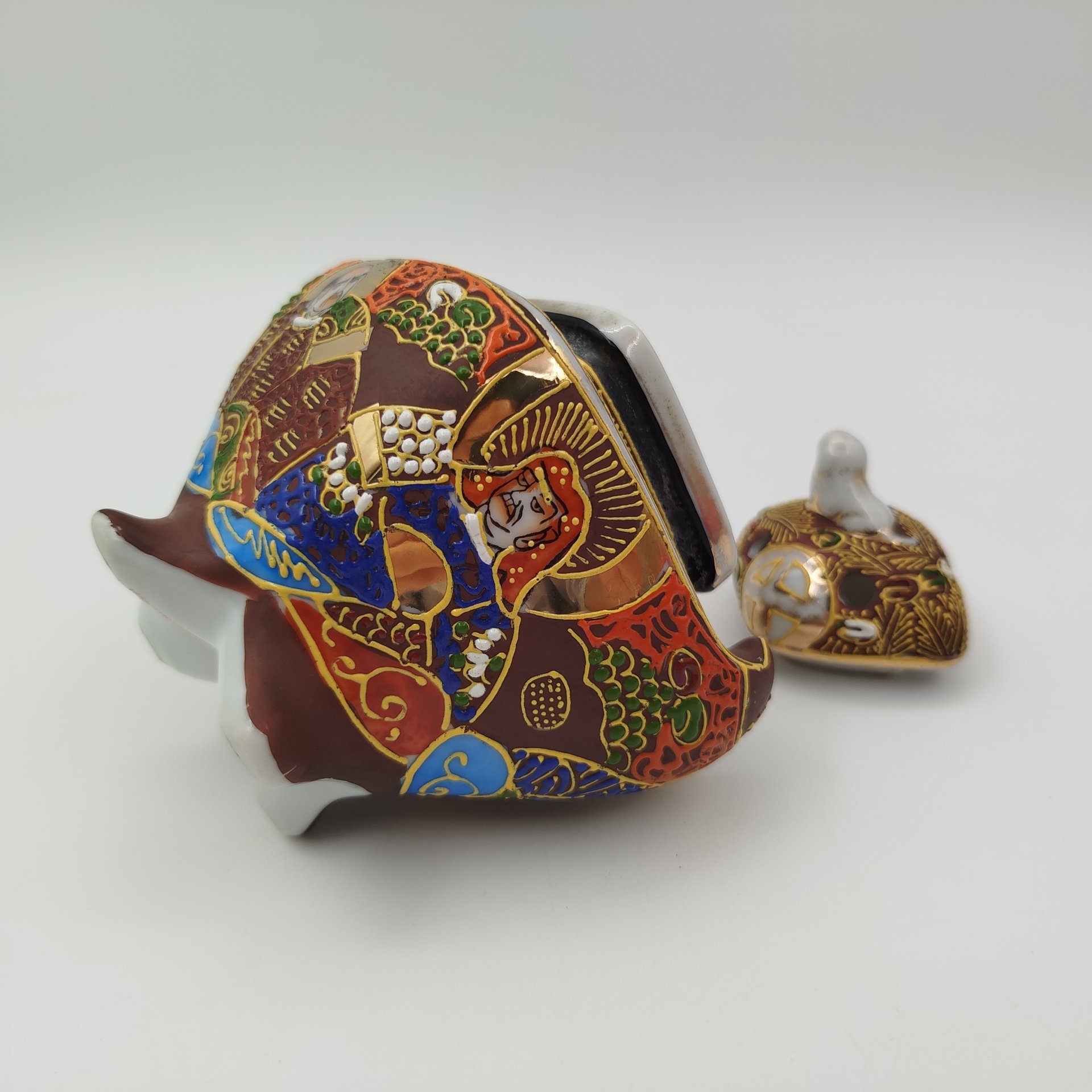 Ароматница "Архаты" в стилистике Сацума (Satsuma), Suzuki, фарфор, роспись, золочение, техника мориаж (Moriage), Япония, 1960-1980 гг.