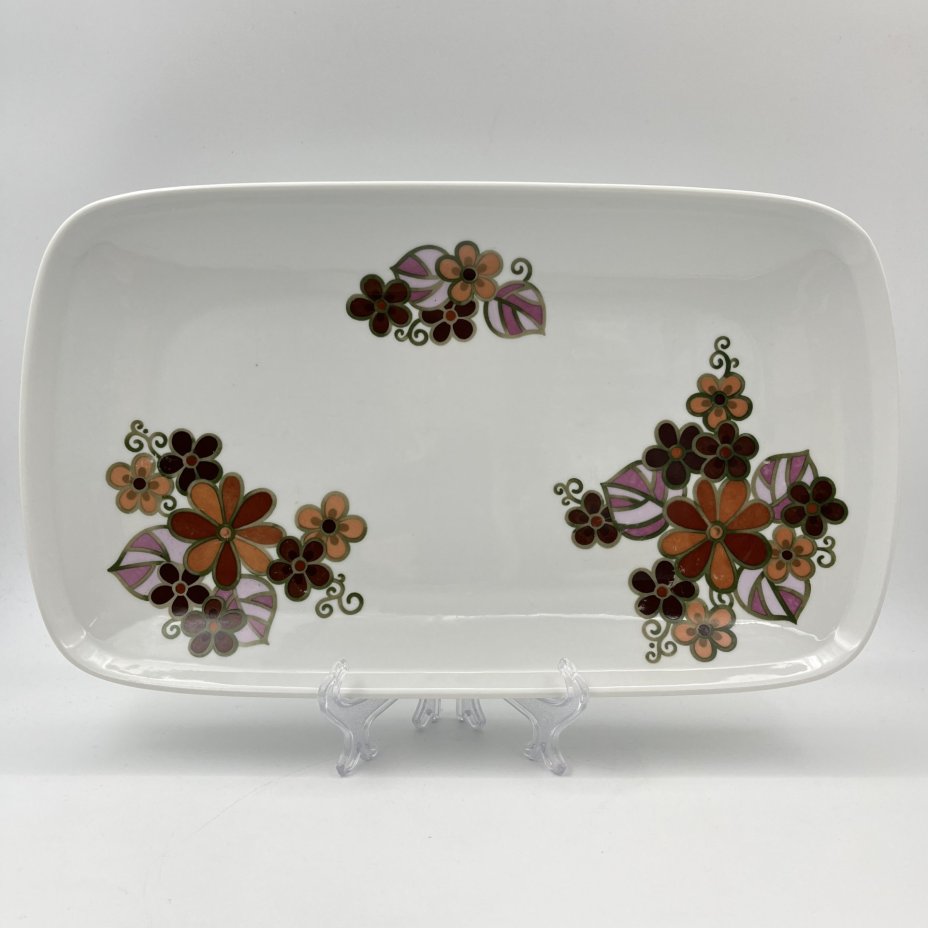 Блюдо прямоугольной формы, украшенное цветочным декором