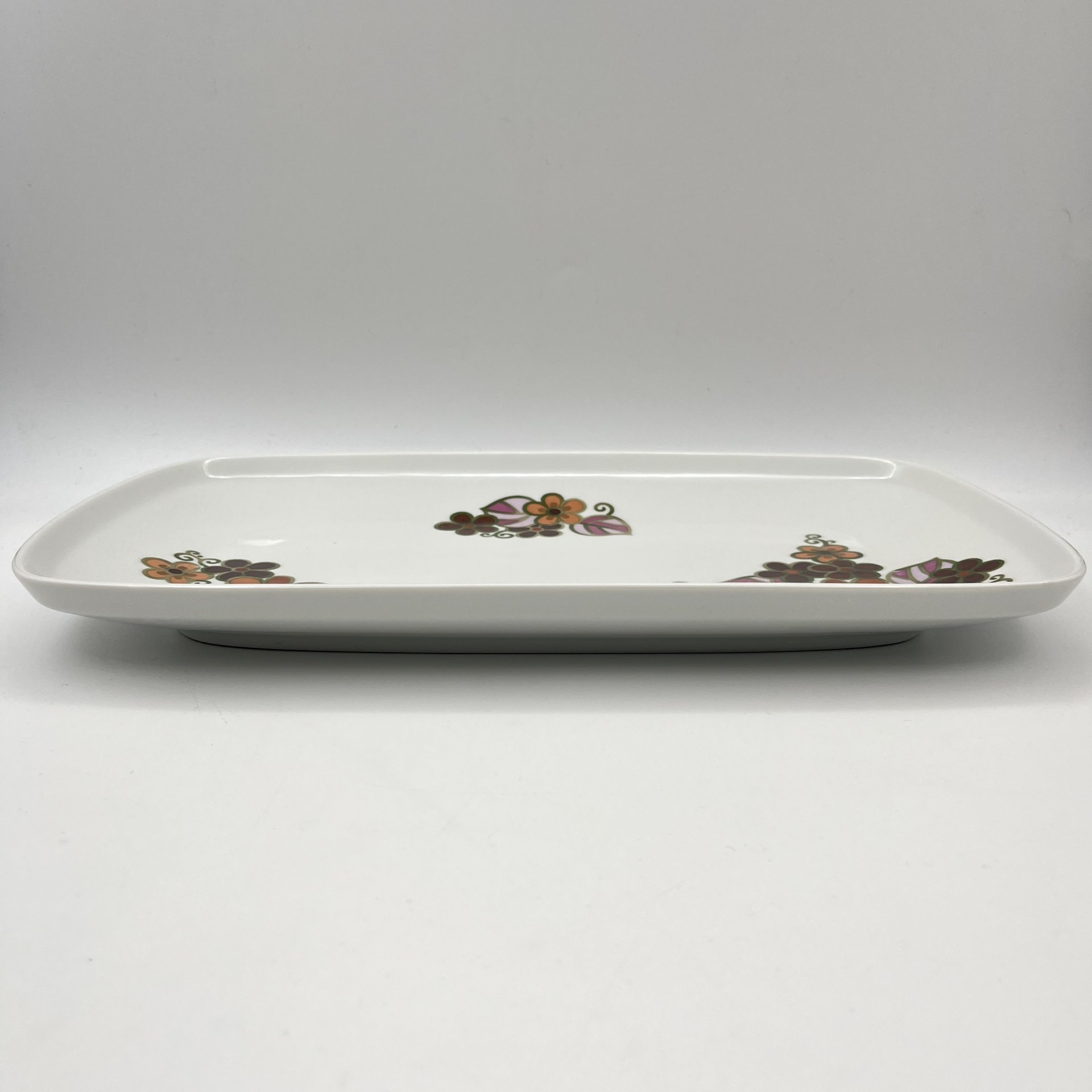 Блюдо прямоугольной формы, украшенное цветочным декором