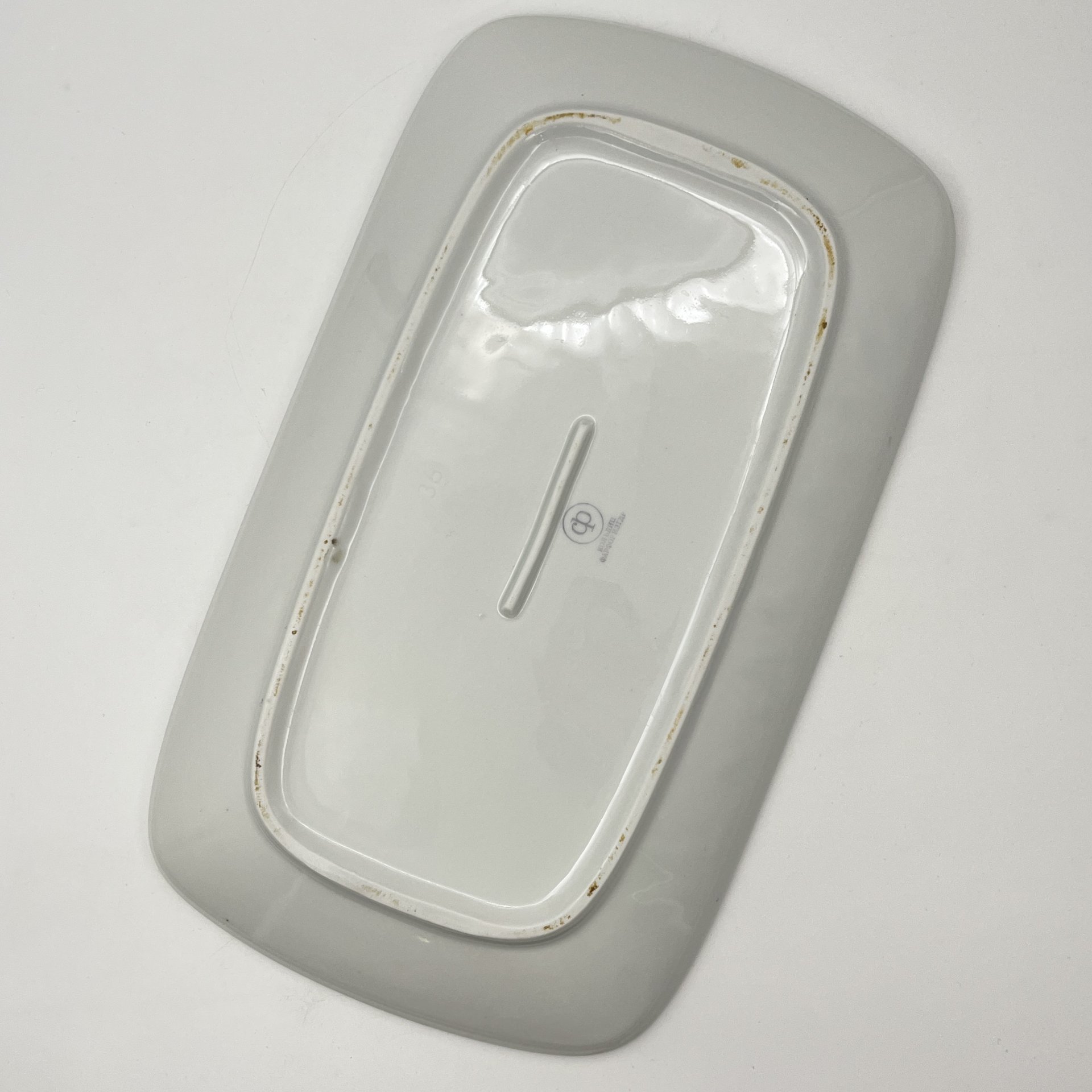 Блюдо прямоугольной формы, украшенное цветочным декором