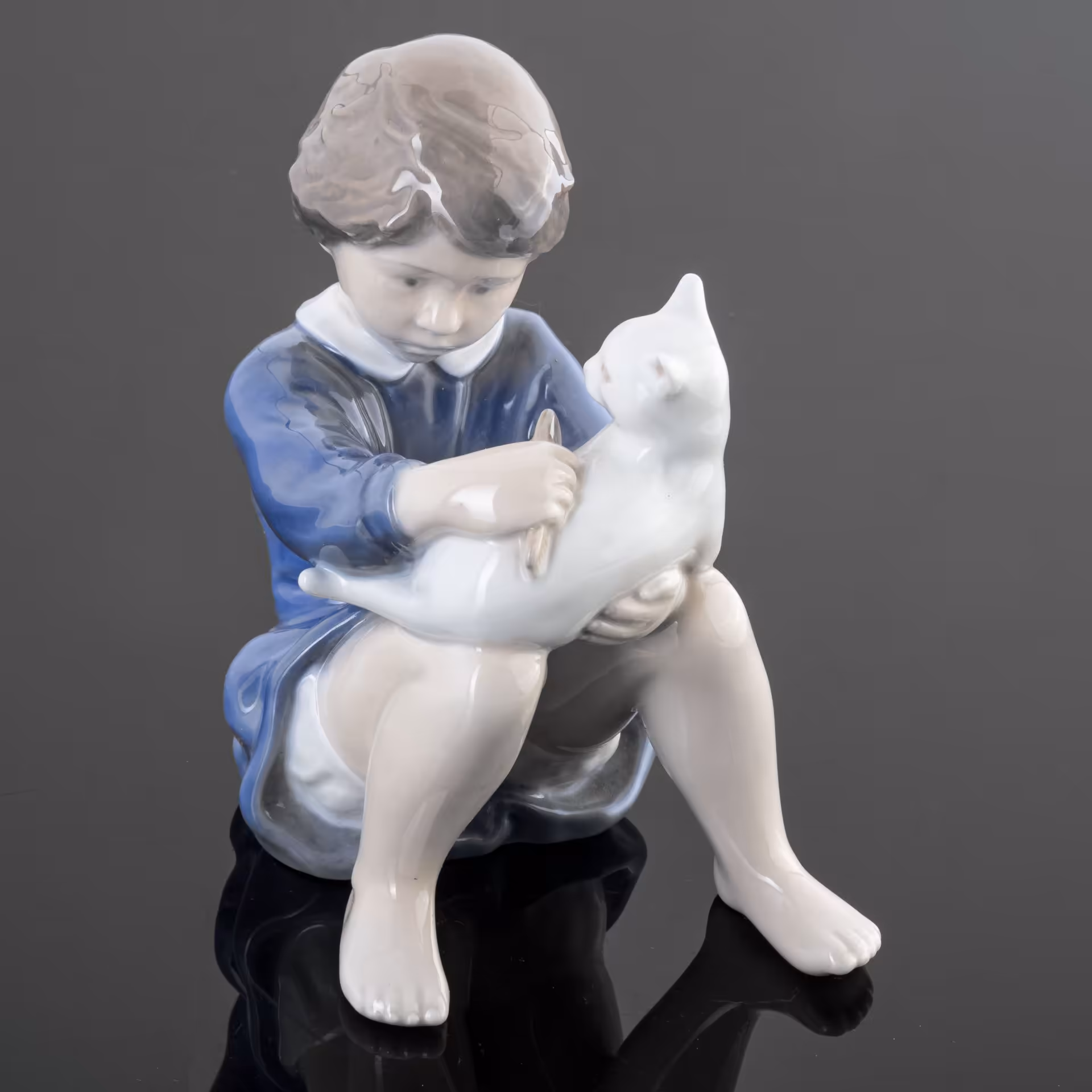 Статуэтка "Девочка с кошкой", скульптор Джон Гальстер (John Galster), модель №4631, Royal Copenhagen