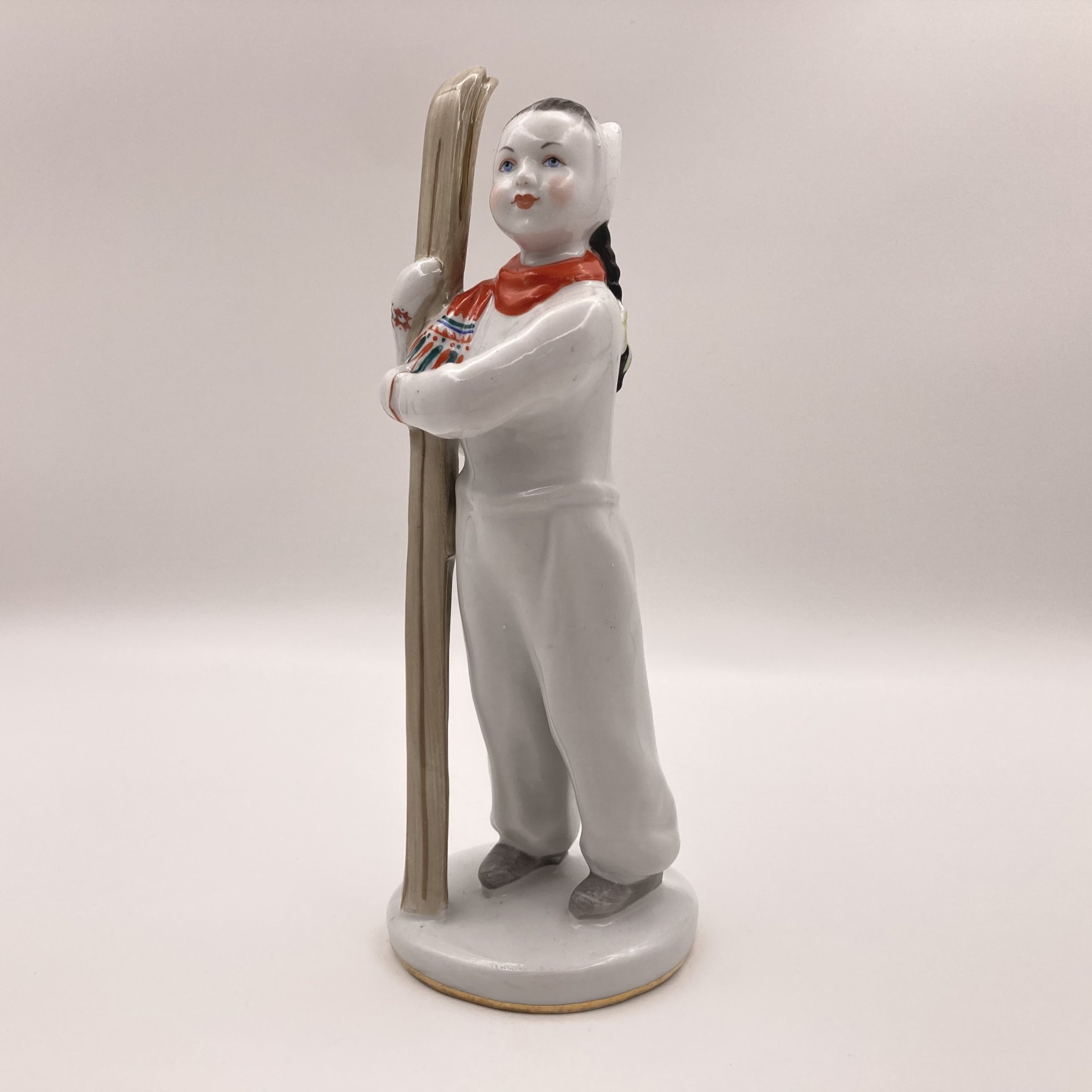 Статуэтка "Лыжница", скульптор Г.С. Столбова, автор росписи Е.Н. Лупанова, фарфор, роспись надглазурная, Ленинградский фарфоровый завод (ЛФЗ), Ленинградский фарфоровый завод (ЛФЗ)