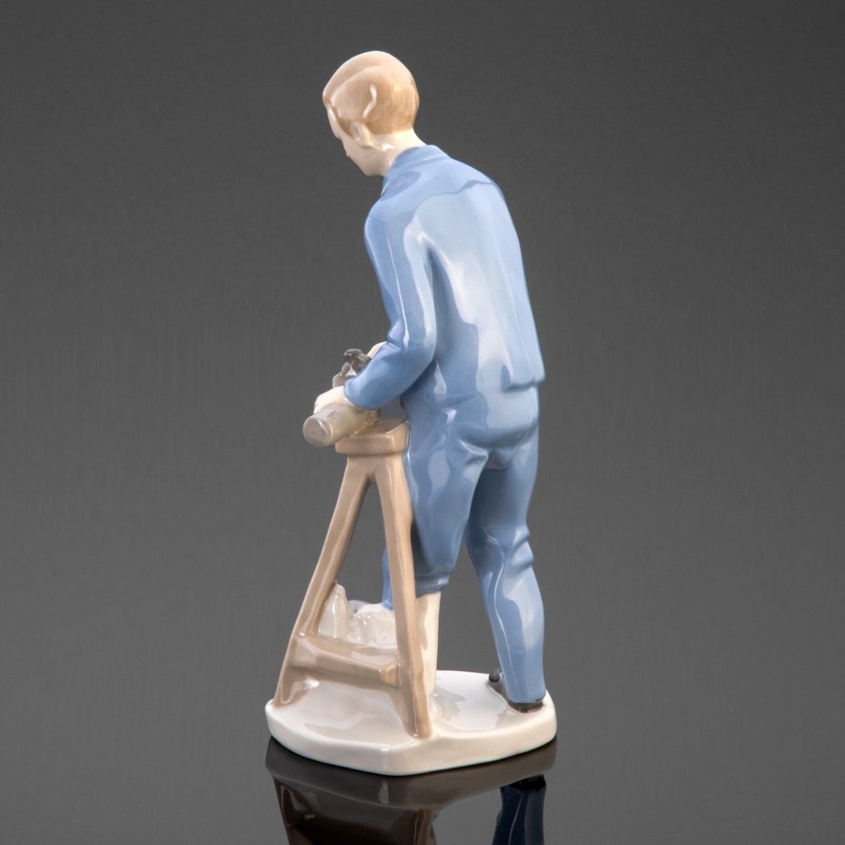 Статуэтка "В мастерской, или мужская работа", VEB Porzellanfiguren Lippelsdorf (Липпельсдорф)