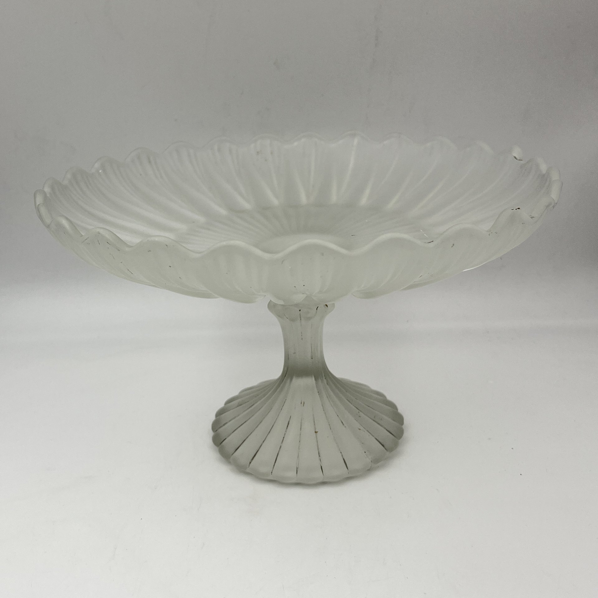 Фруктовница с волнистым краем и рельефным декором, стекло, матирование, Западная Европа, 1900-1950 гг.