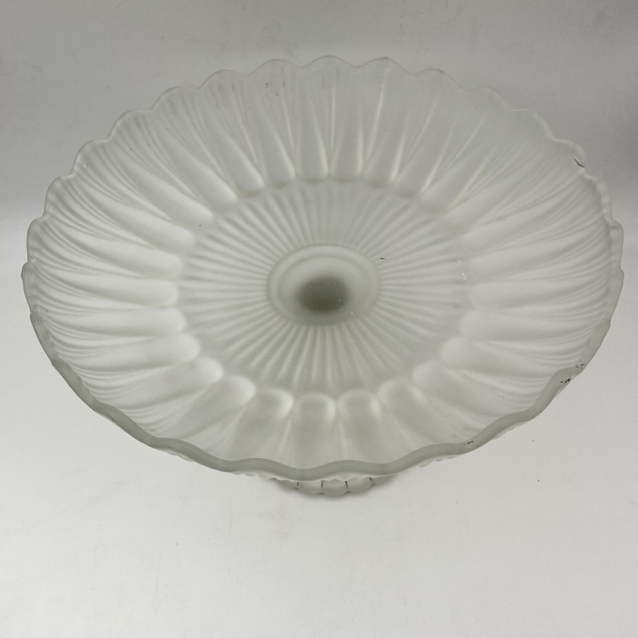 Фруктовница с волнистым краем и рельефным декором