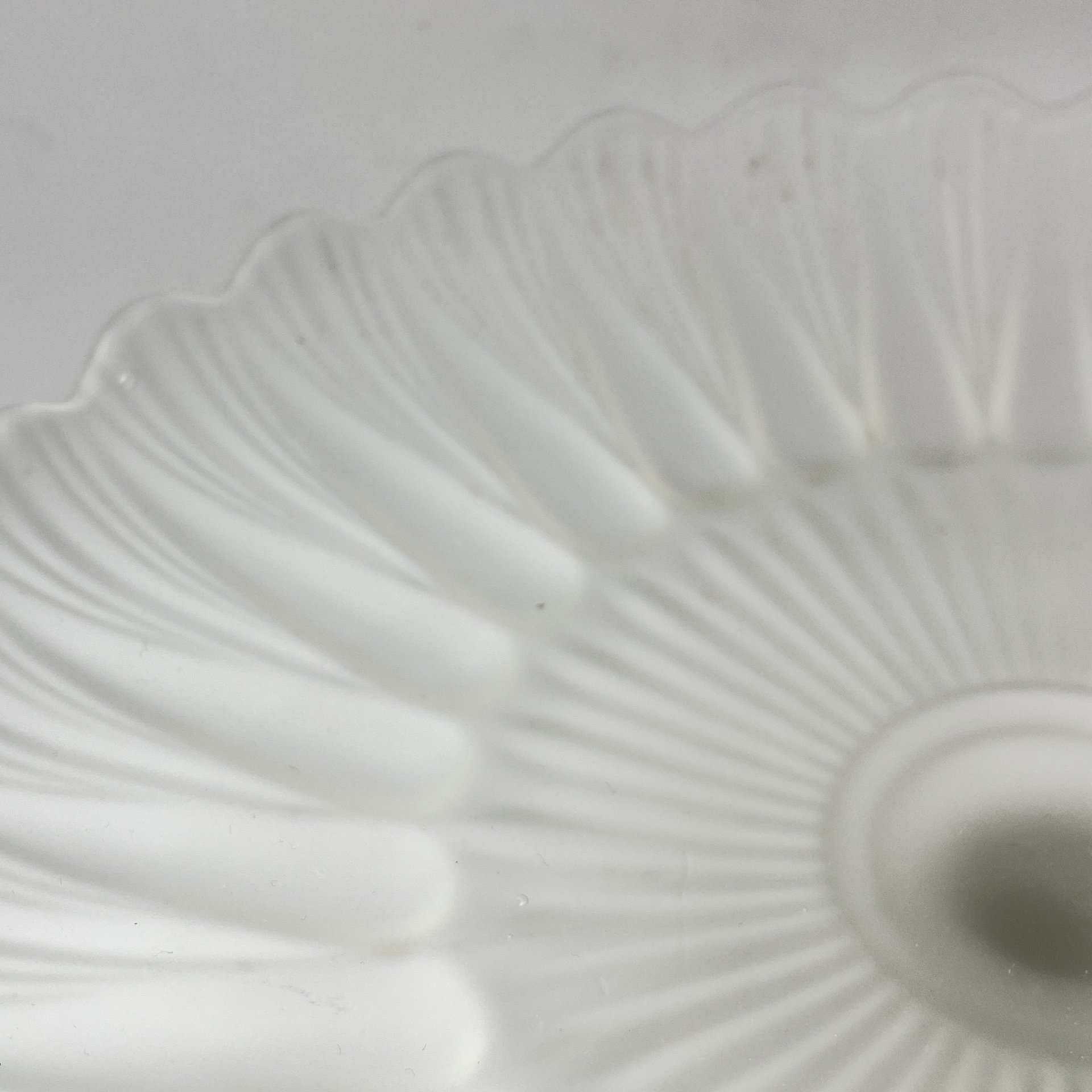 Фруктовница с волнистым краем и рельефным декором, стекло, матирование, Западная Европа, 1900-1950 гг.