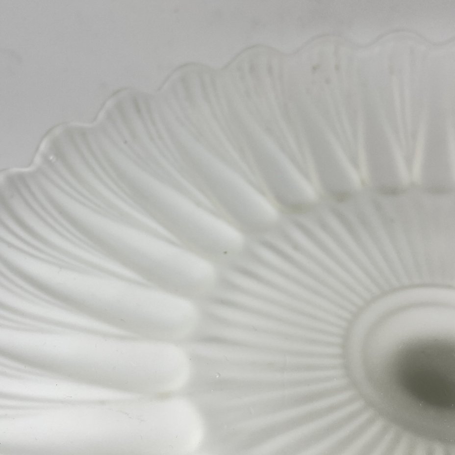 Фруктовница с волнистым краем и рельефным декором