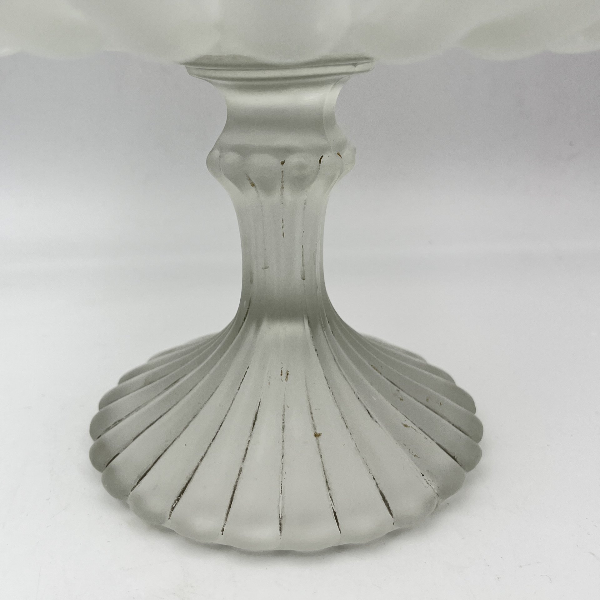 Фруктовница с волнистым краем и рельефным декором, стекло, матирование, Западная Европа, 1900-1950 гг.