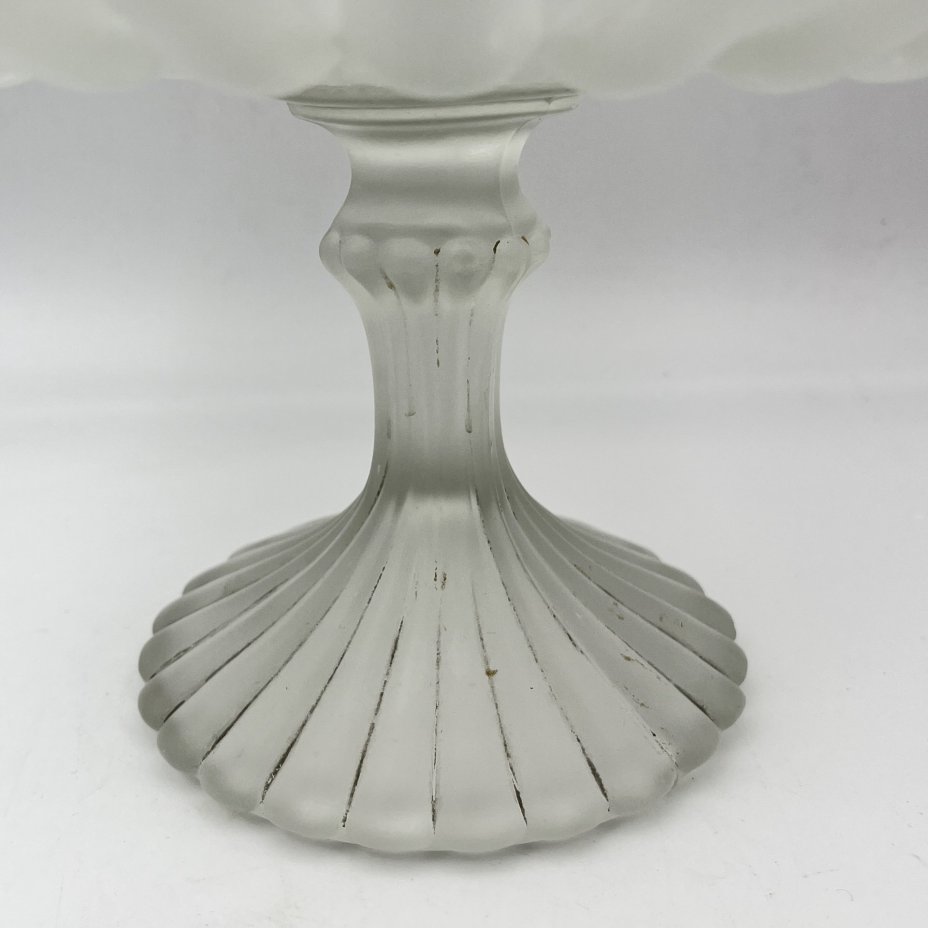 Фруктовница с волнистым краем и рельефным декором