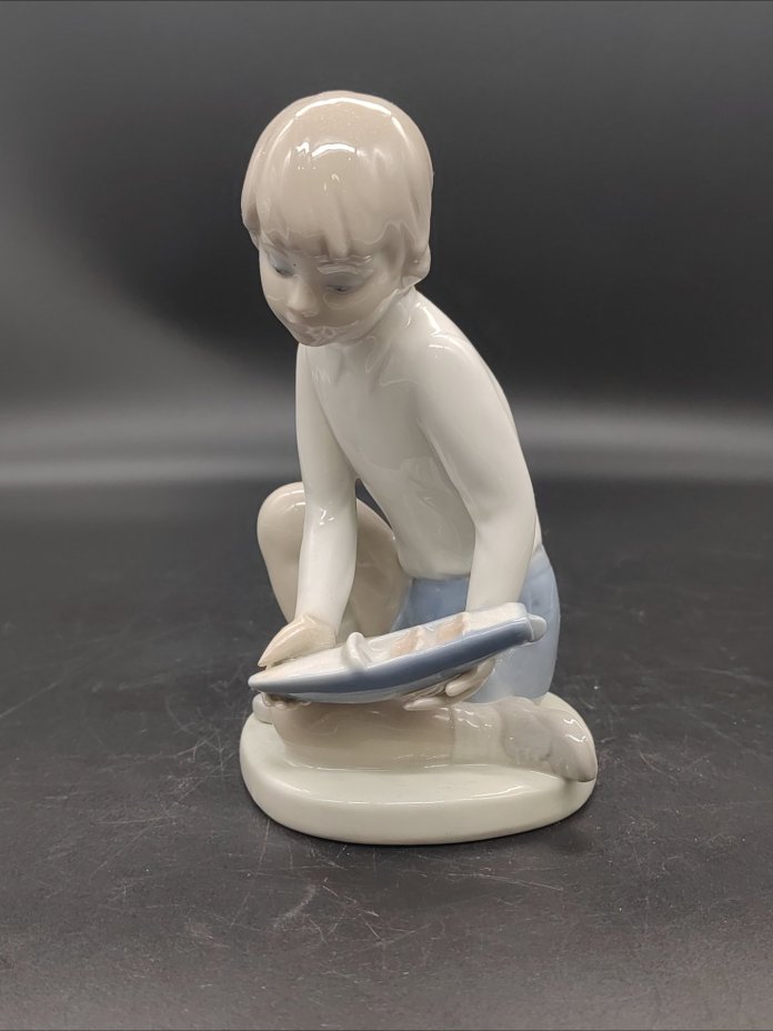 Статуэтка "Мальчик с корабликом", NAO Porcelain