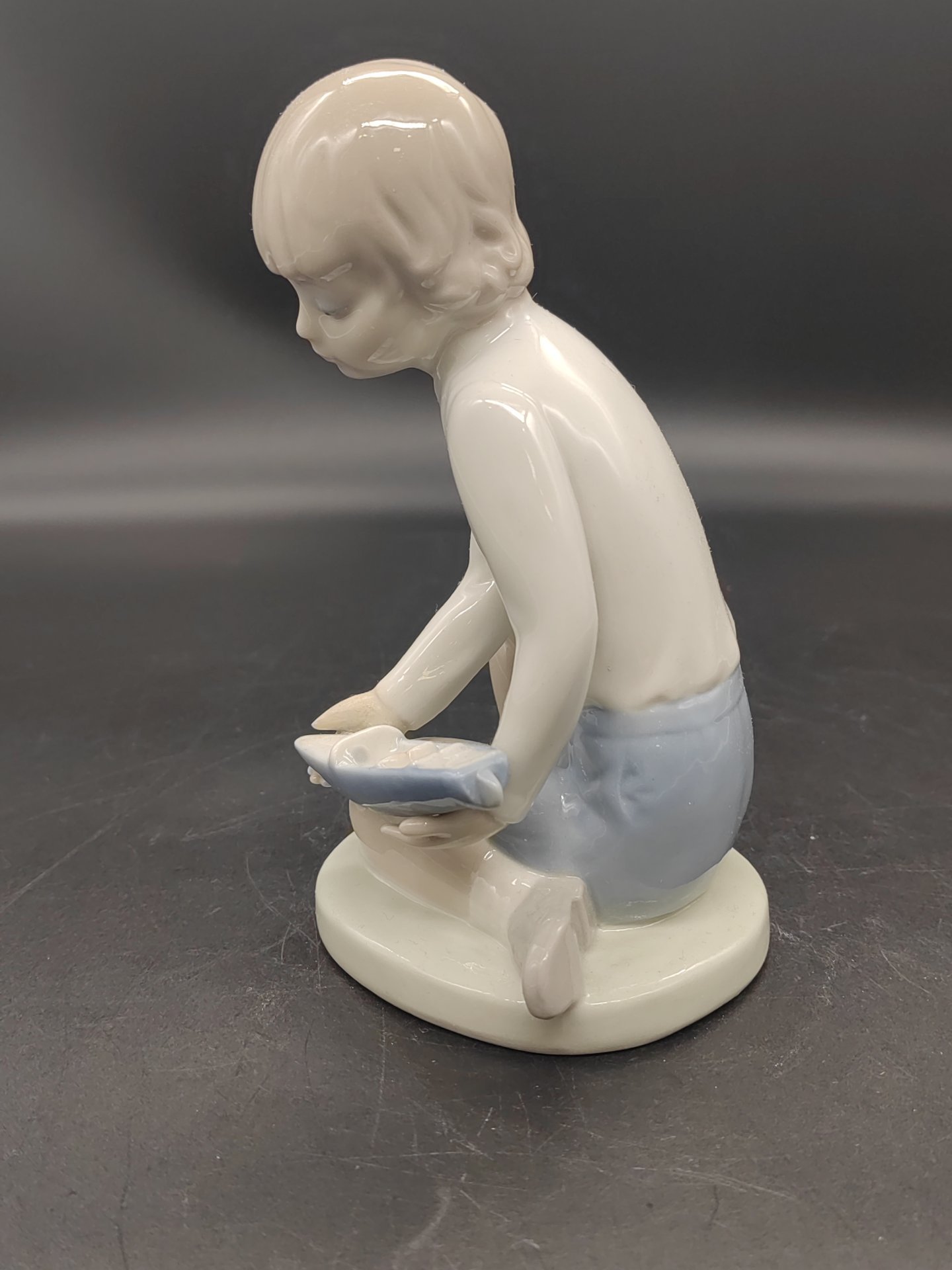 Статуэтка "Мальчик с корабликом", NAO Porcelain