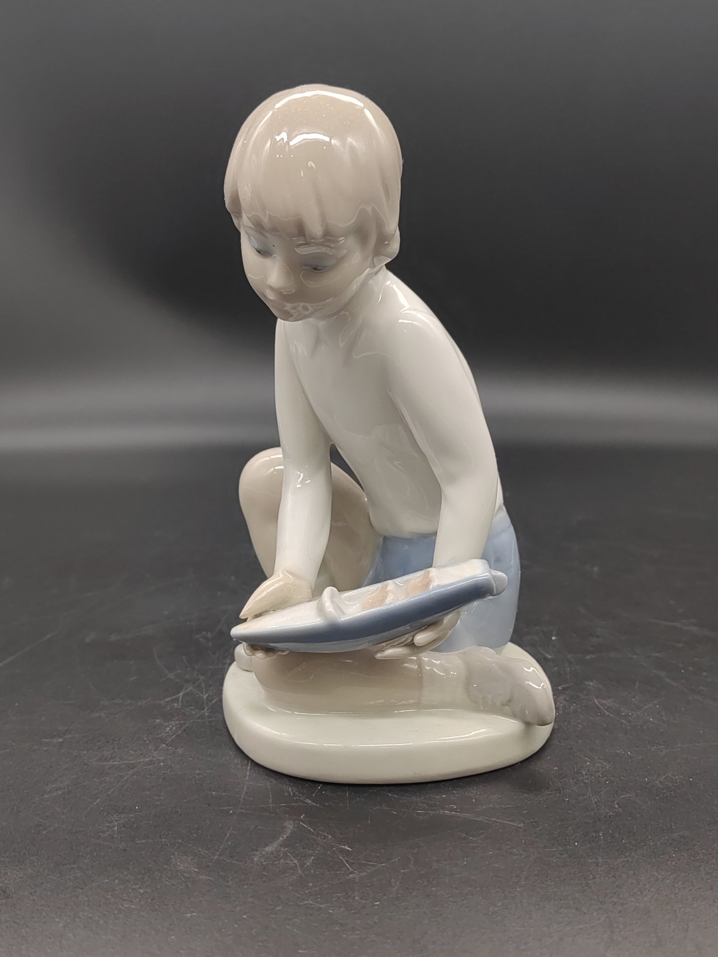 Статуэтка "Мальчик с корабликом", NAO Porcelain