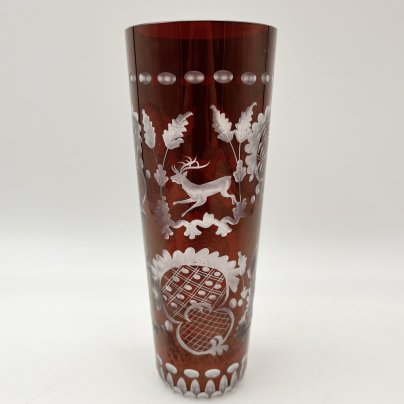 Ваза-кубок рубинового цвета с изображением охотничьих сцен