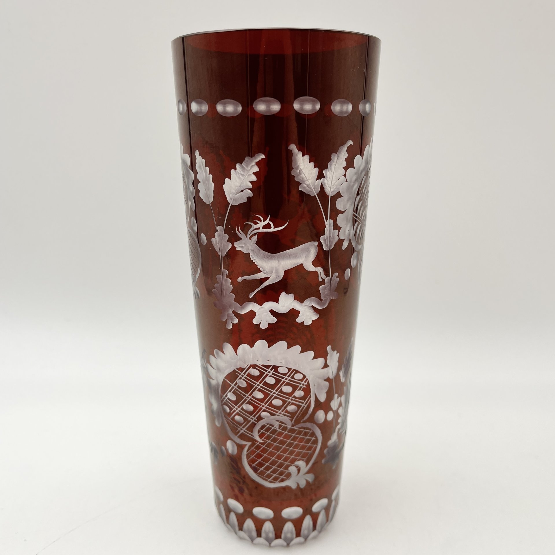 Ваза-кубок рубинового цвета с изображением охотничьих сцен