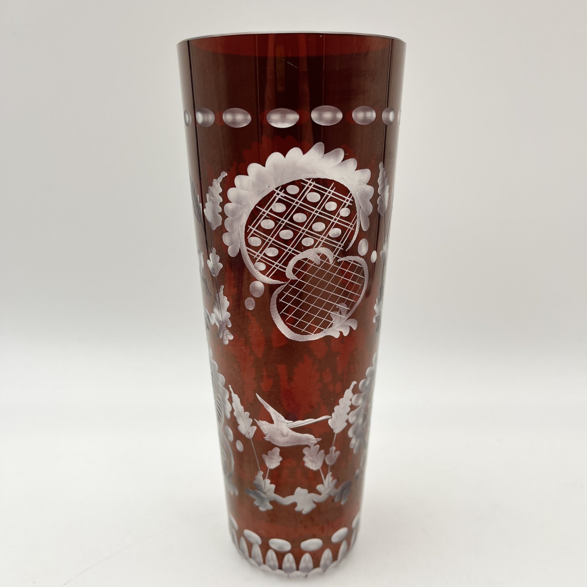 Ваза-кубок рубинового цвета с изображением охотничьих сцен