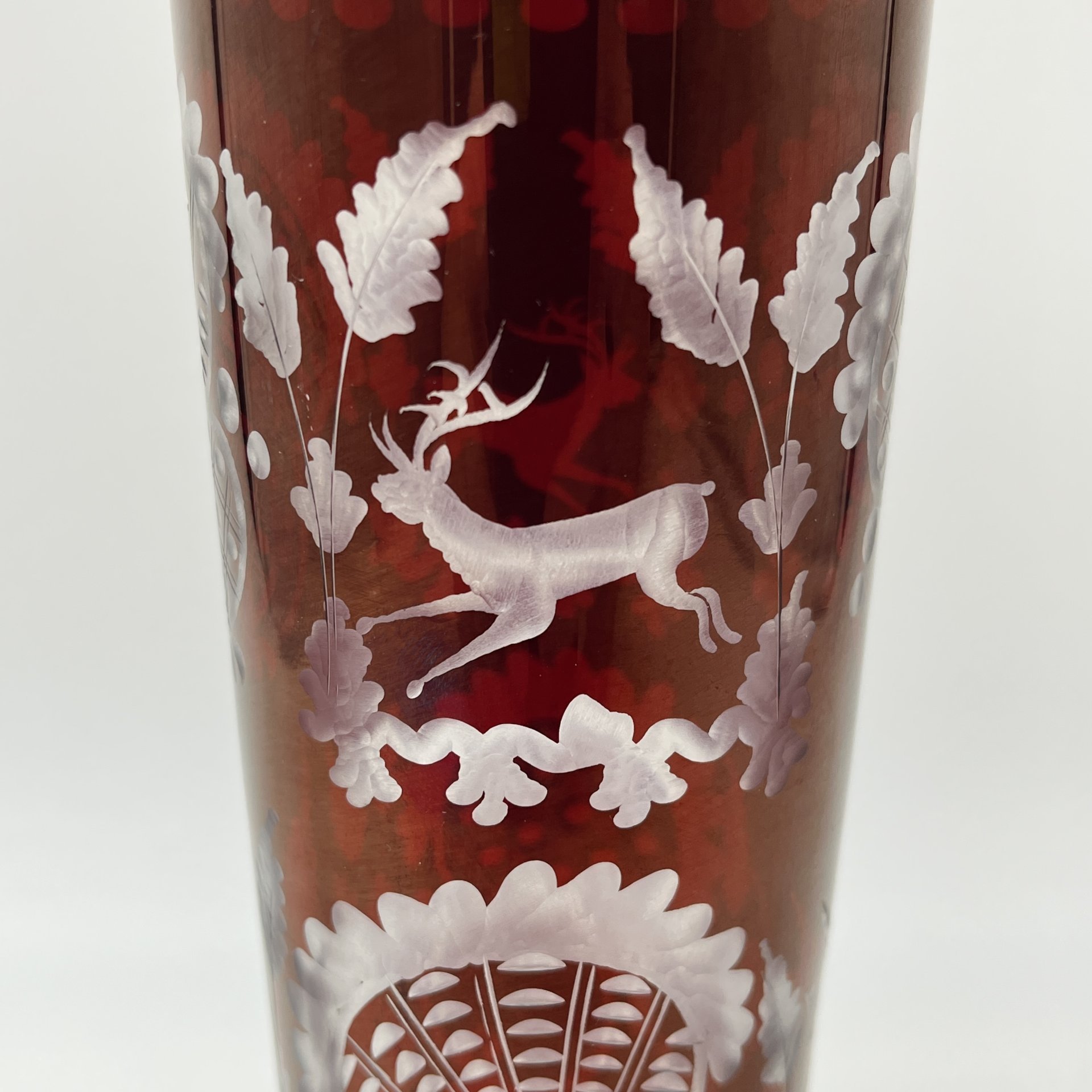 Ваза-кубок рубинового цвета с изображением охотничьих сцен