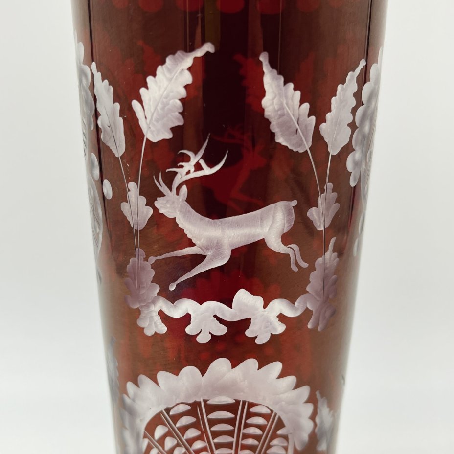 Ваза-кубок рубинового цвета с изображением охотничьих сцен