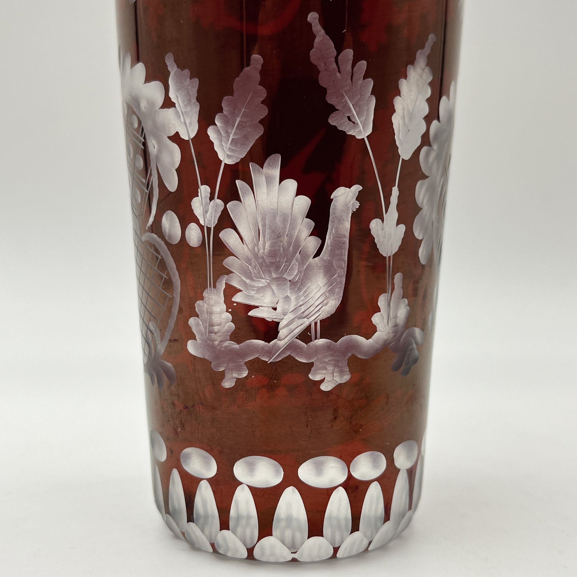 Ваза-кубок рубинового цвета с изображением охотничьих сцен