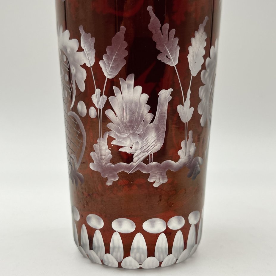 Ваза-кубок рубинового цвета с изображением охотничьих сцен