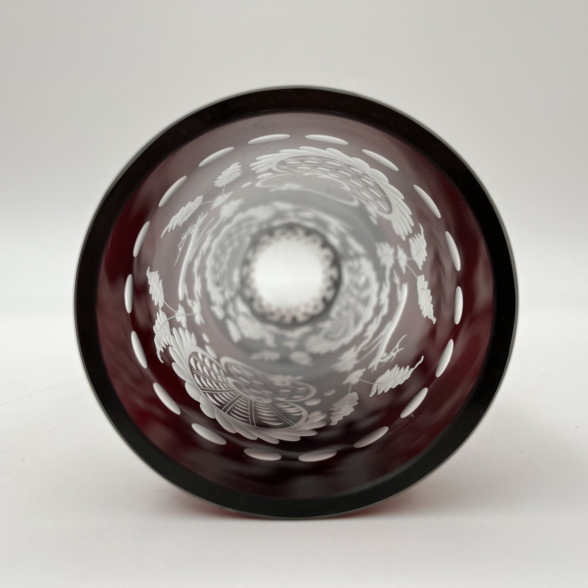 Ваза-кубок рубинового цвета с изображением охотничьих сцен