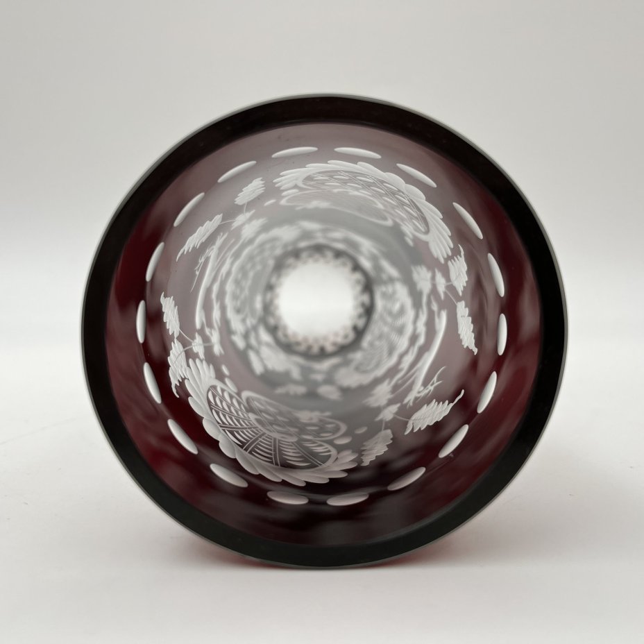 Ваза-кубок рубинового цвета с изображением охотничьих сцен