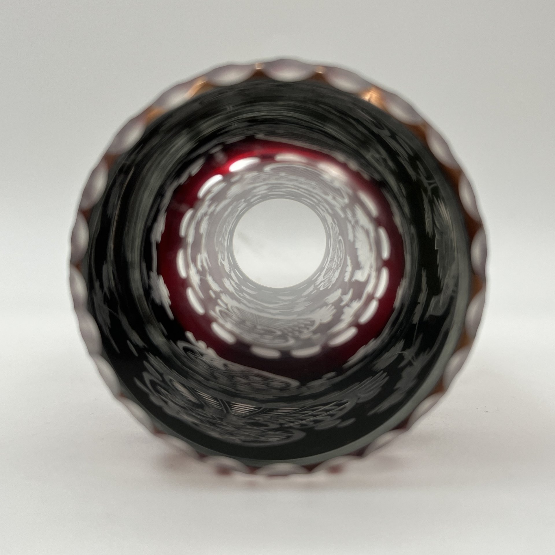 Ваза-кубок рубинового цвета с изображением охотничьих сцен