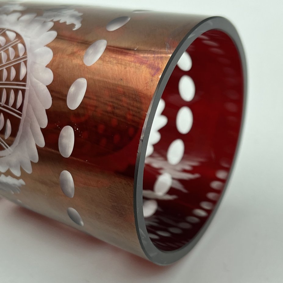 Ваза-кубок рубинового цвета с изображением охотничьих сцен