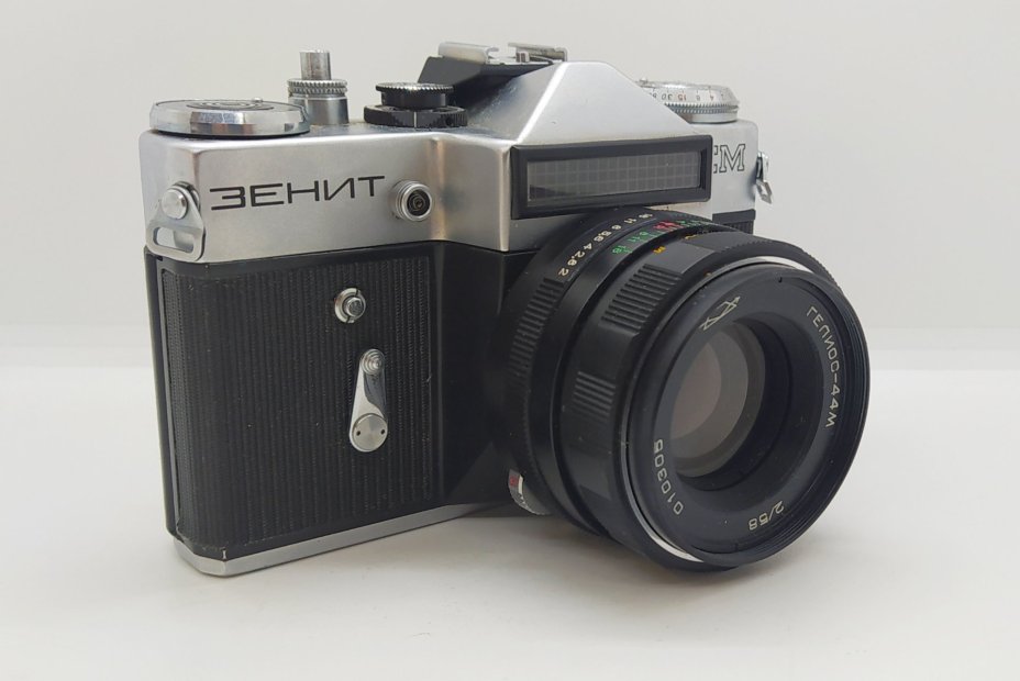 Фотоаппарат пленочный "Зенит-EM" с объективом "Гелиос 44М" в оригинальном кофре, Красногорский механический завод (КМЗ)
