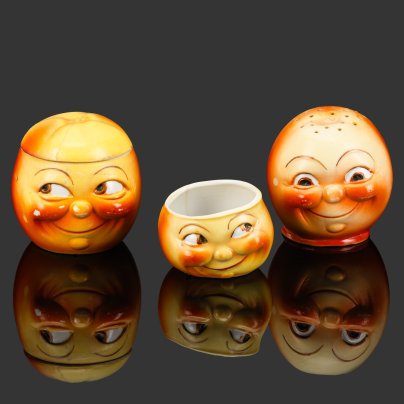 Набор для специй из трех антропоморфных предметов в виде голов, фабрика "Schafer & Vater" (предположительно)