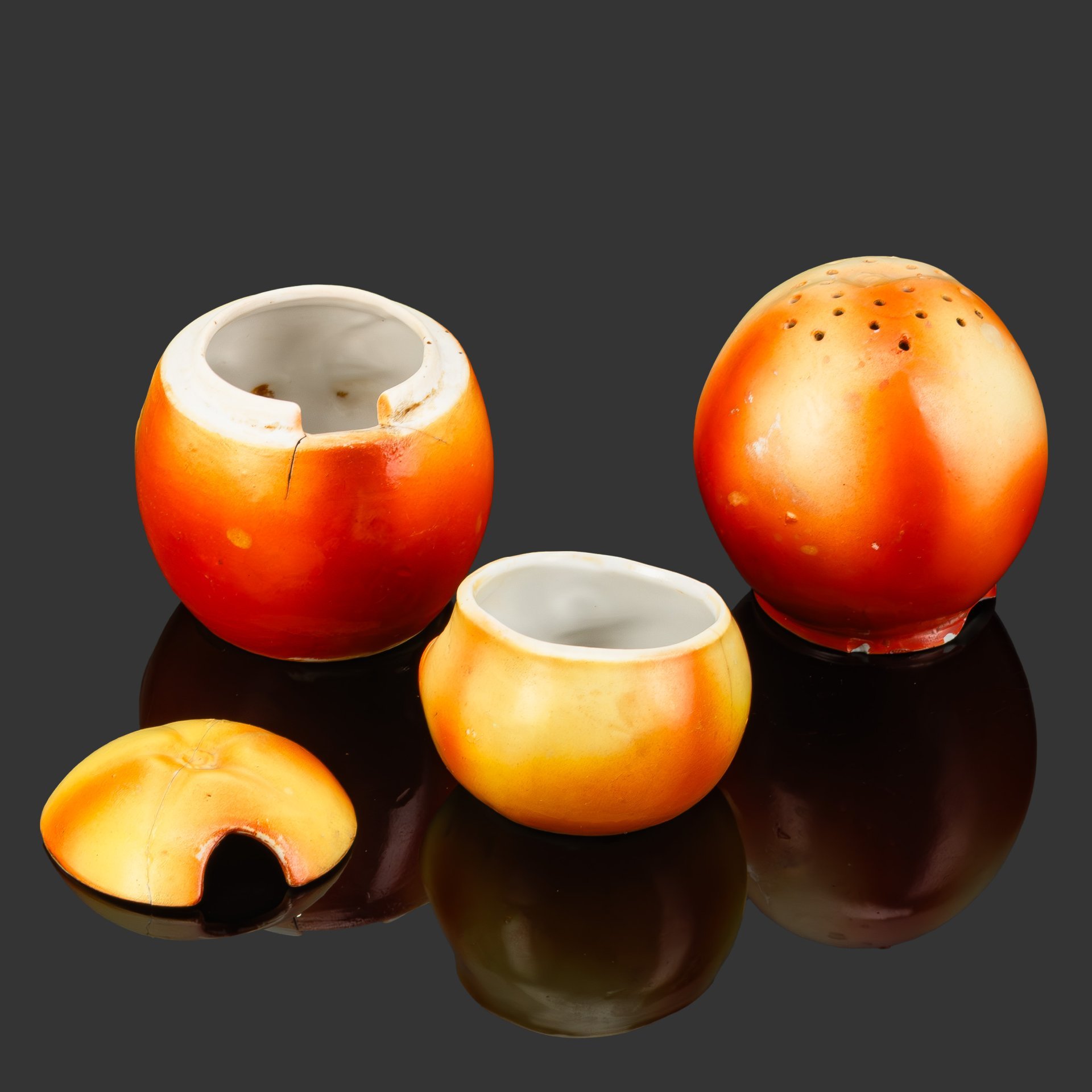 Набор для специй из трех антропоморфных предметов в виде голов, фабрика "Schafer & Vater" (предположительно)