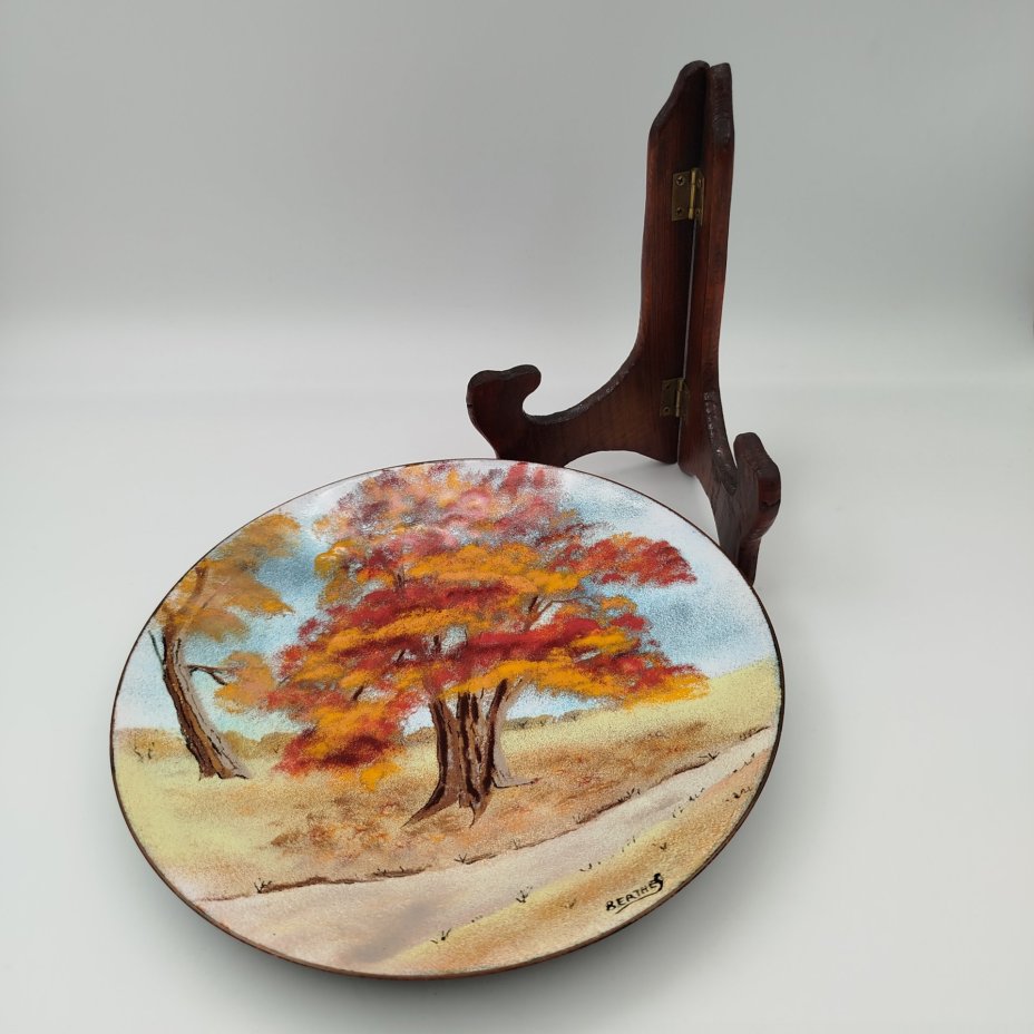 Тарелка декоративная с изображением дерева, на подставке, подпись автора (Berthe. S)