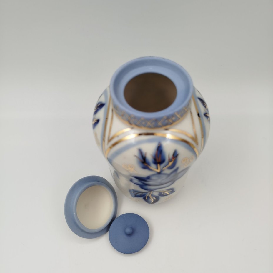 Чайница, украшенная изображением  цветов, фарфор, роспись, золочение, Кисловодская фабрика сувениров, СССР, 1970-1980 гг.